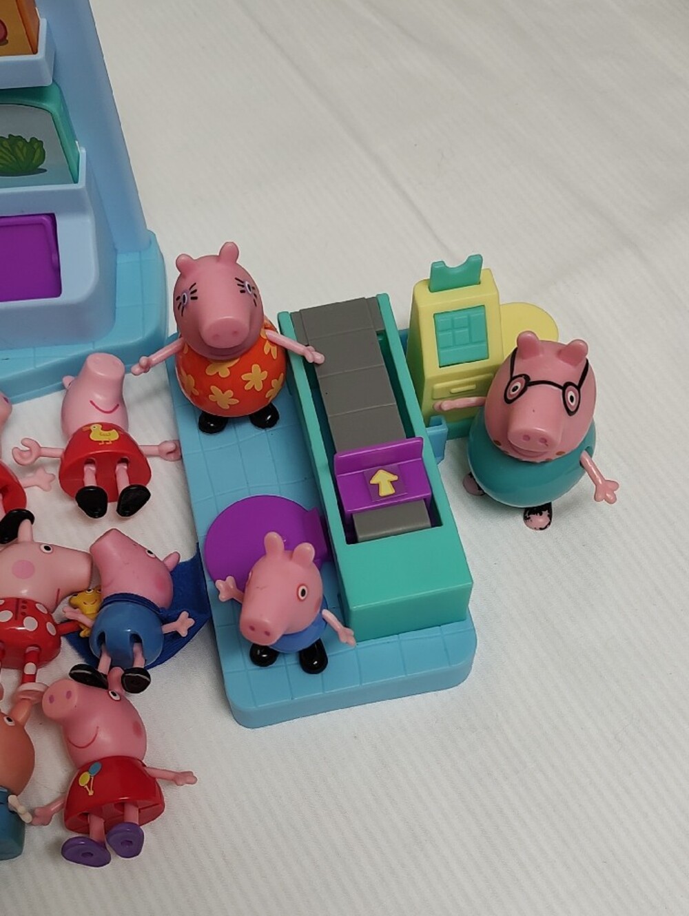 Peppa Pig Light Blue & Pink Grocery Checkout Playset with Multiple Figures - Picture 3 of 4